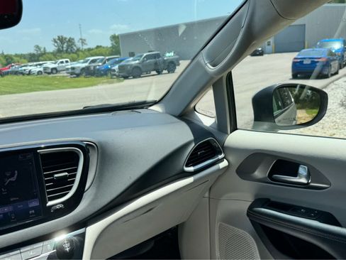 Used 2023 Chrysler Pacifica Touring-L FWD image 22