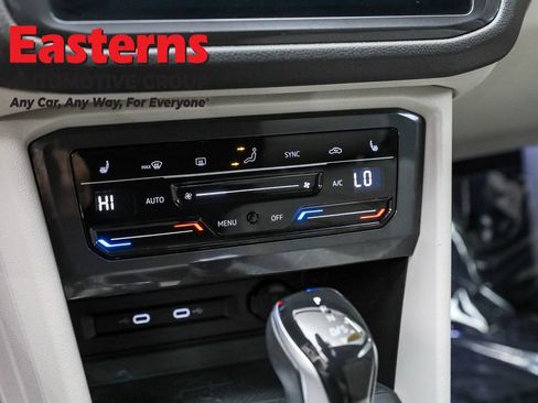 Used 2022 Volkswagen Tiguan SE image 19