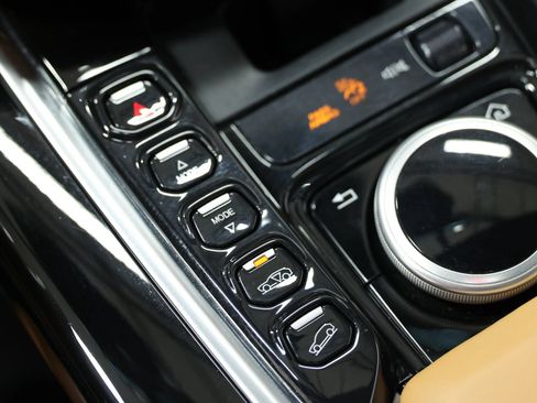 Used 2021 Aston Martin DBX AWD/4WD image 40