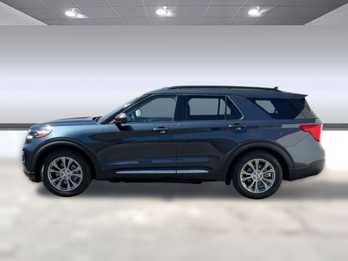 Used 2022 Ford Explorer XLT w/ Equipment Group 202A RWD image 2