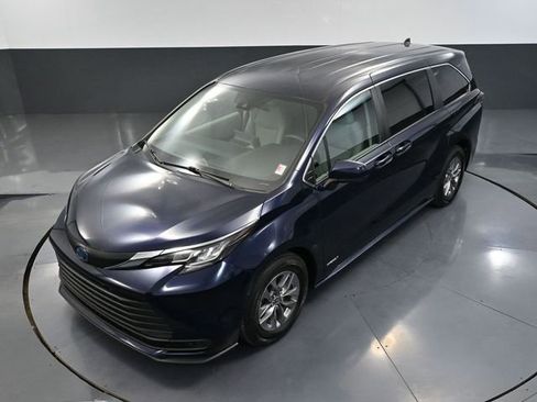 Used 2021 Toyota Sienna LE image 56