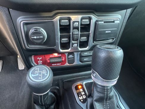 Used 2024 Jeep Gladiator Mojave AWD/4WD image 27