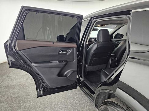 Used 2022 Nissan Rogue SV w/ SV Premium Package image 15