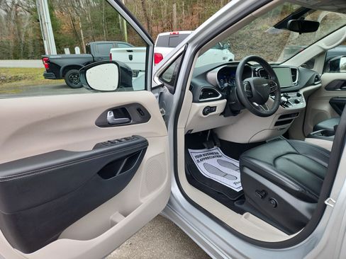 Used 2024 Chrysler Pacifica Touring-L image 20