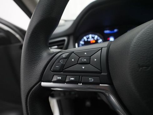 Used 2018 Nissan Rogue SV image 17