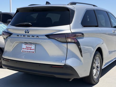 Certified 2024 Toyota Sienna XLE FWD image 4