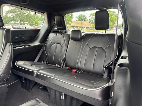 Used 2025 Chrysler Pacifica Limited FWD image 16