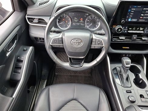 Used 2023 Toyota Highlander XSE image 2