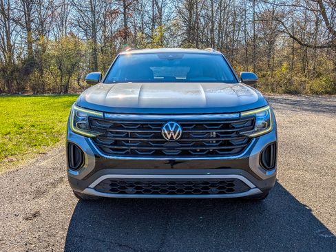 Used 2024 Volkswagen Atlas Cross Sport SE image 2