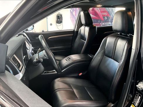 Used 2019 Toyota Highlander SE image 10