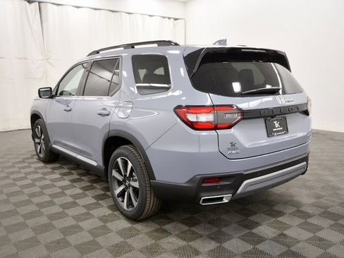 New 2025 Honda Pilot Touring image 5