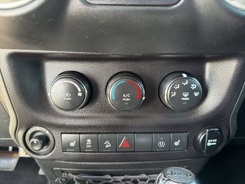 Used 2016 Jeep Wrangler Unlimited Rubicon w/ Connectivity Group image 35