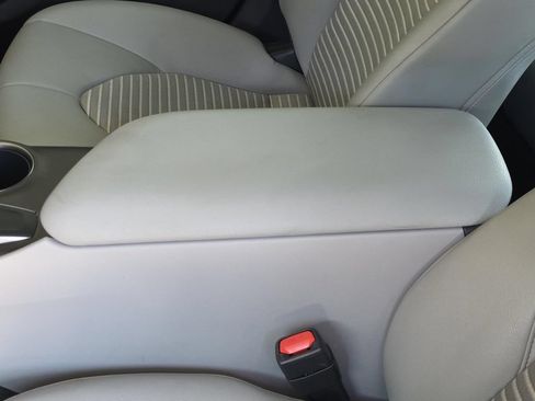 Used 2022 Toyota Camry SE FWD image 9