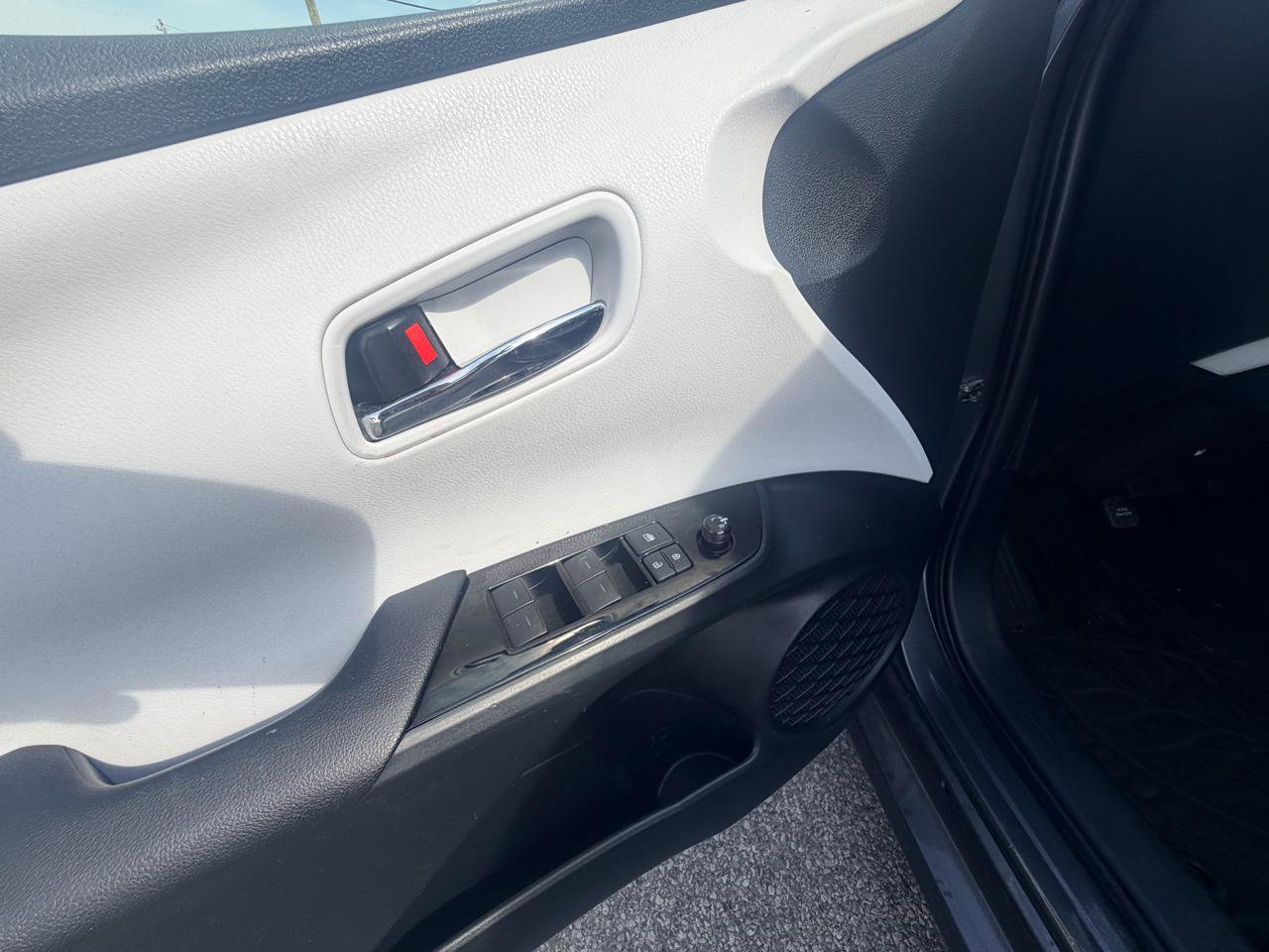 Used 2019 Toyota Prius LE AWD/4WD image 25