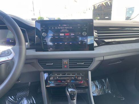 Used 2025 Volkswagen Jetta SE image 18