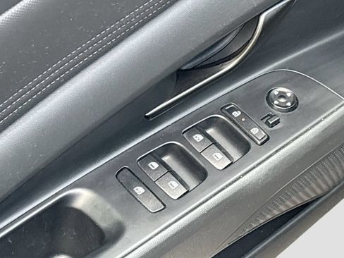 Used 2025 Hyundai Elantra Sport FWD image 17