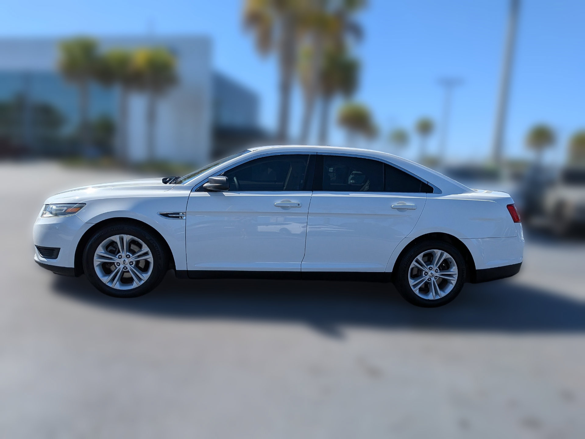 Used 2015 Ford Taurus SE FWD image 8