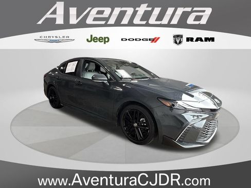 Used 2025 Toyota Camry SE w/ Convenience Package FWD image 1