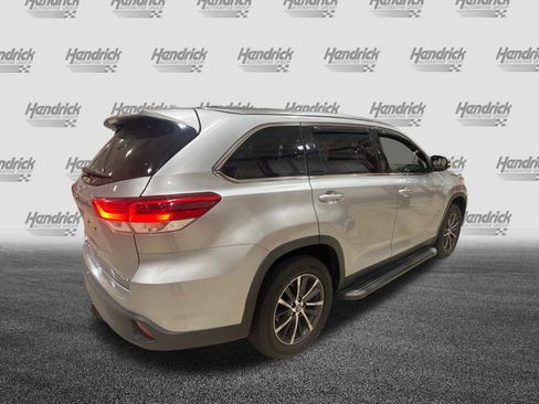 Used 2019 Toyota Highlander XLE FWD image 6