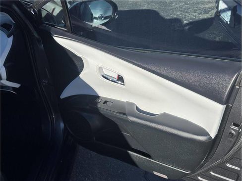 Used 2019 Toyota Prius XLE image 39