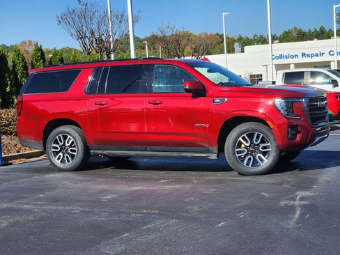 Used 2022 GMC Yukon XL AT4 image 3