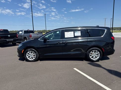 Used 2017 Chrysler Pacifica Touring FWD image 2