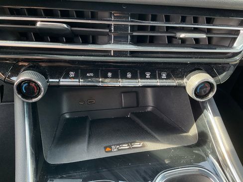 Used 2025 Chevrolet Traverse LT image 21