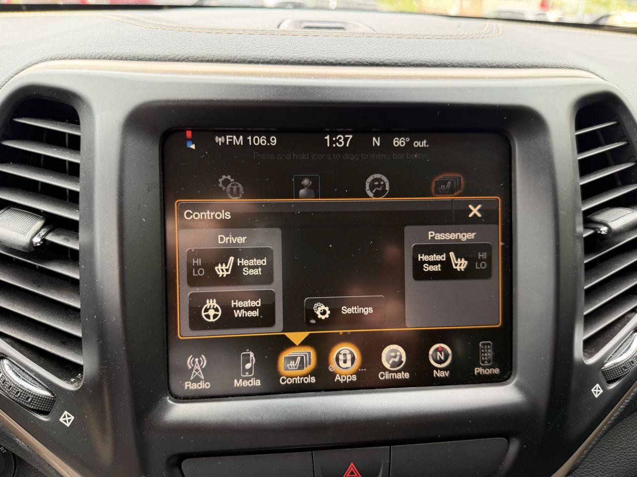Used 2016 Jeep Cherokee Latitude w/ Cold Weather Group AWD/4WD image 15