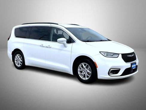 Used 2022 Chrysler Pacifica Touring-L FWD image 3