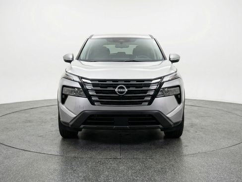 Used 2025 Nissan Rogue SV image 2