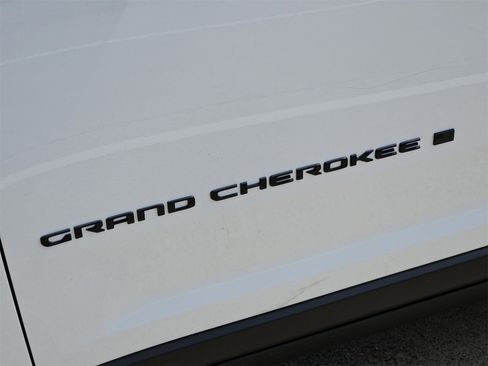 New 2025 Jeep Grand Cherokee Altitude image 11