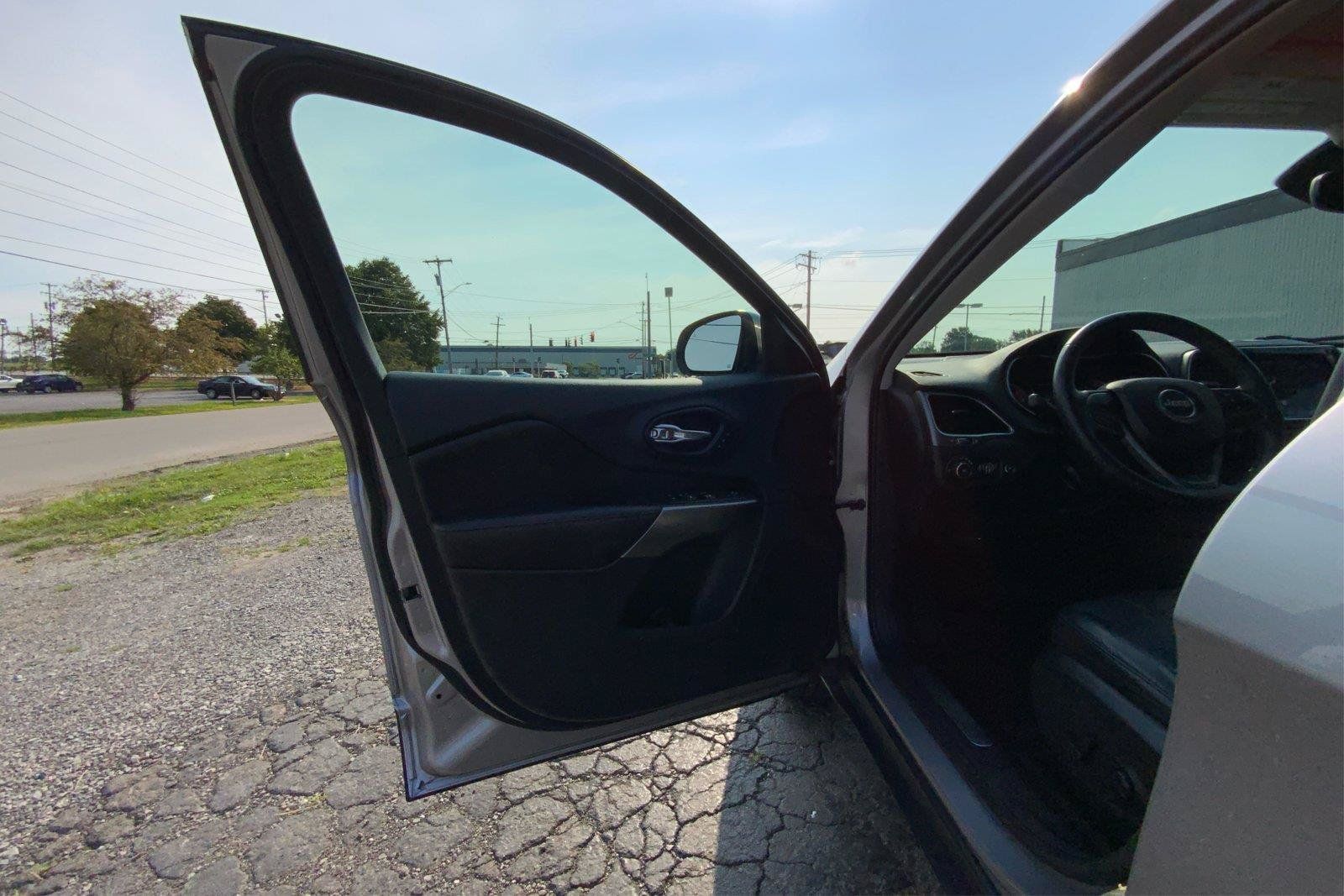 Used 2019 Jeep Cherokee Limited AWD/4WD image 19