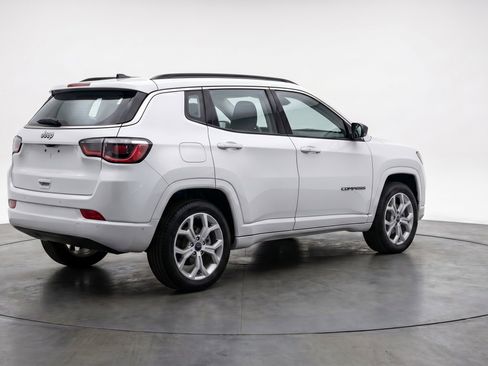 Used 2025 Jeep Compass Latitude AWD/4WD image 9
