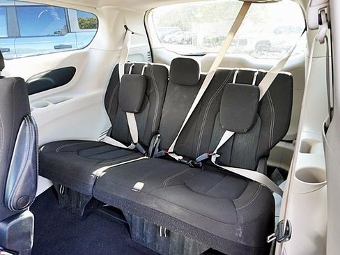 Used 2022 Chrysler Voyager LX image 18