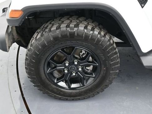 Used 2025 Jeep Gladiator Sport AWD/4WD image 9