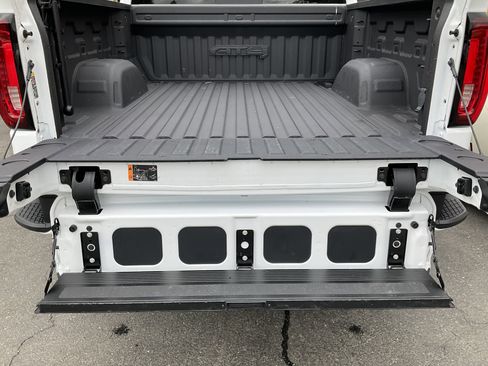 Used 2024 GMC Sierra 1500 AT4 w/ Technology Package AWD/4WD image 47
