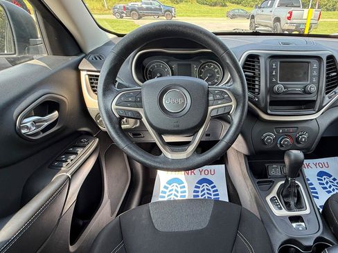 Used 2014 Jeep Cherokee Sport FWD image 15