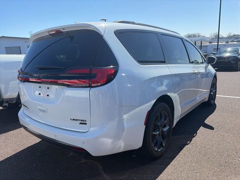 Used 2021 Chrysler Pacifica Limited w/ Premium & Safety Sphere Group image 11