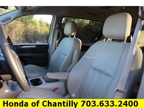 Used 2013 Chrysler Town & Country Touring-L image 18