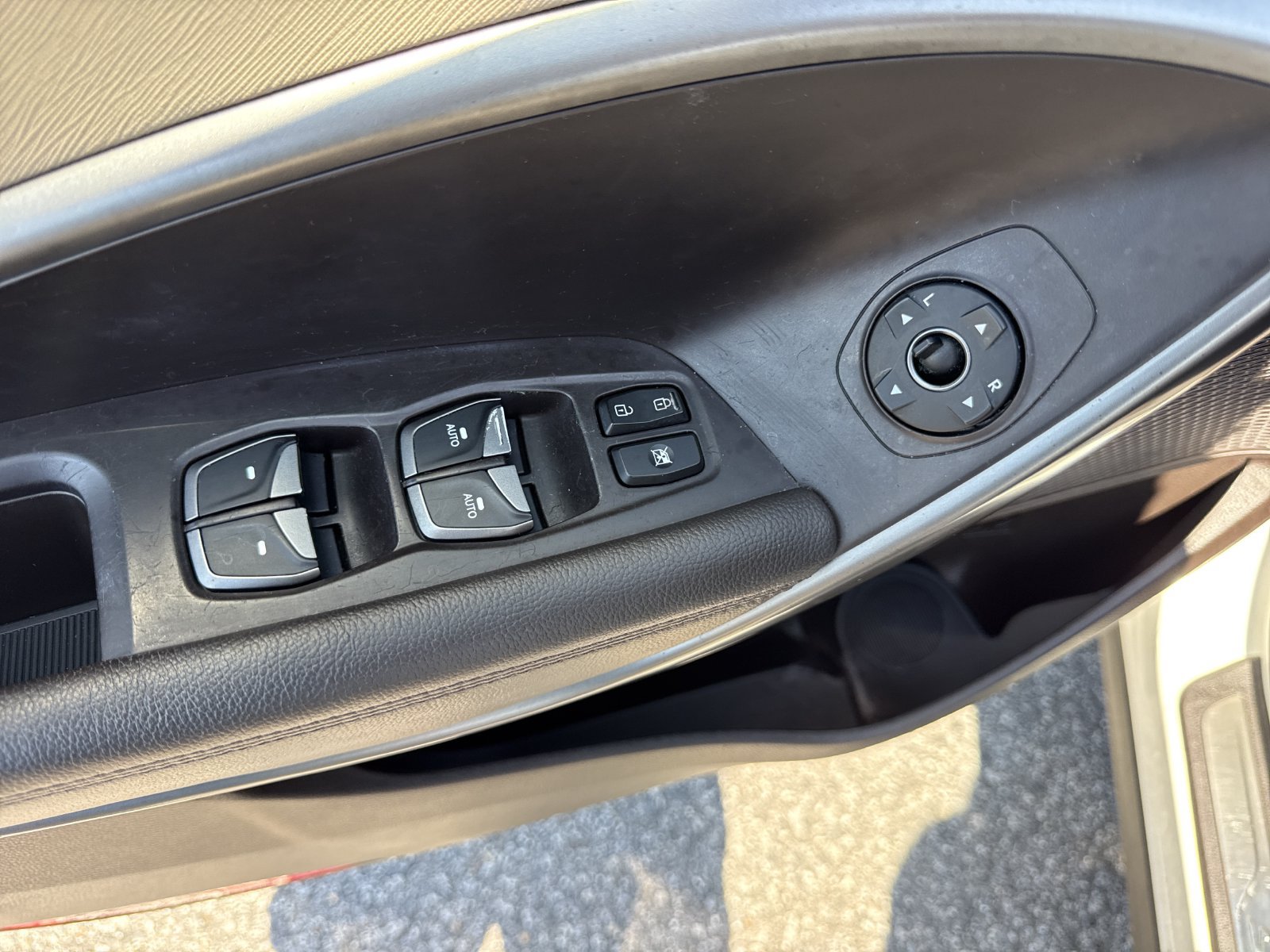Used 2018 Hyundai Santa Fe Limited FWD image 18