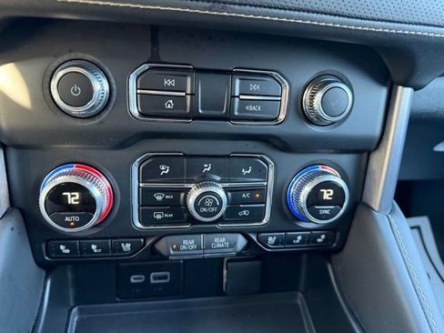 Used 2024 GMC Yukon XL SLT AWD/4WD image 29