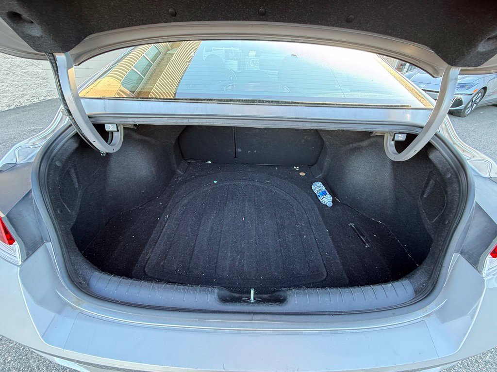 Certified 2022 Hyundai Elantra Limited FWD image 12
