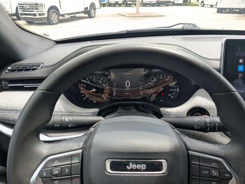 Used 2024 Jeep Compass Latitude AWD/4WD image 29