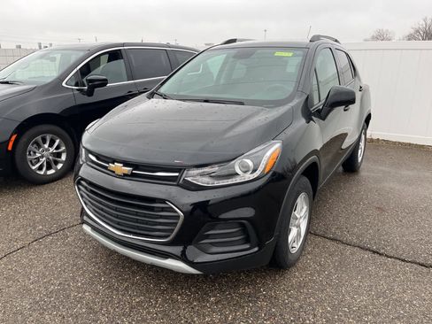 Used 2021 Chevrolet Trax LT w/ LT Convenience Package image 3