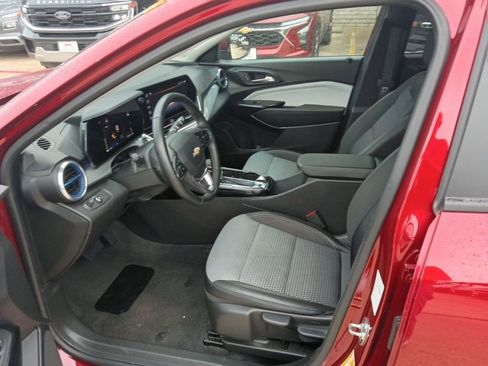 Used 2025 Chevrolet Trax LT w/ LT Convenience Package FWD image 4