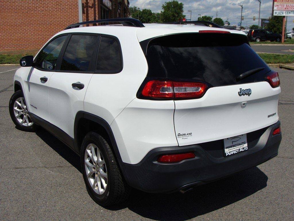 Used 2017 Jeep Cherokee Sport FWD image 4