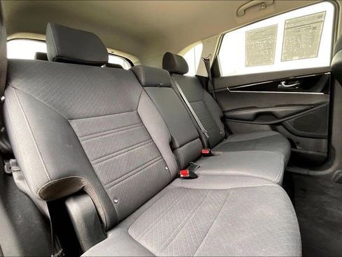Used 2018 Kia Sorento LX image 32