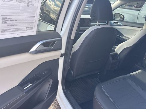 Used 2025 Volkswagen Taos SE image 9