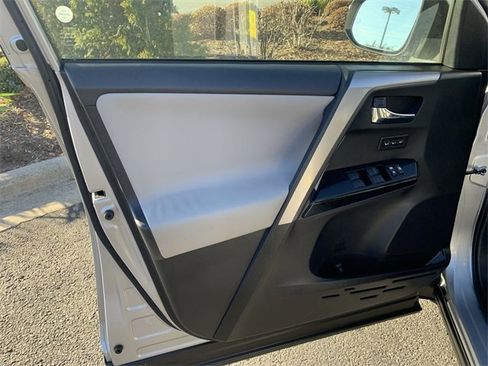 Used 2017 Toyota RAV4 Limited image 17