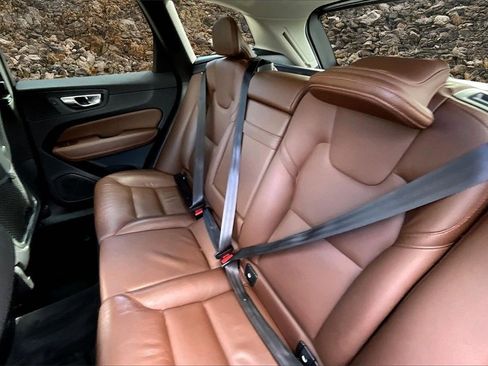 Used 2019 Volvo XC60 T6 Momentum w/ Multimedia Package image 24